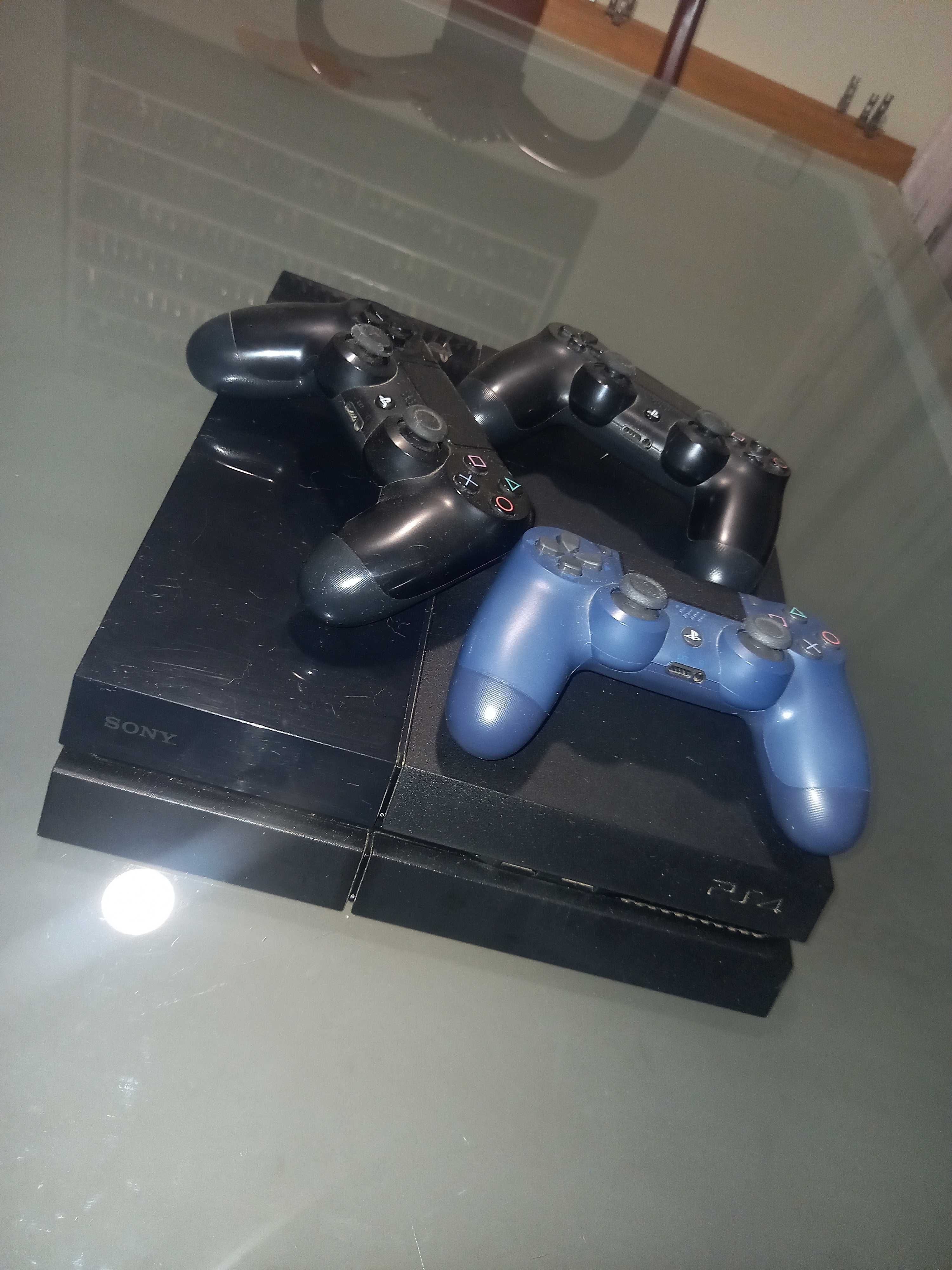 Consola PS4 + 3 comandos + 7 jogos