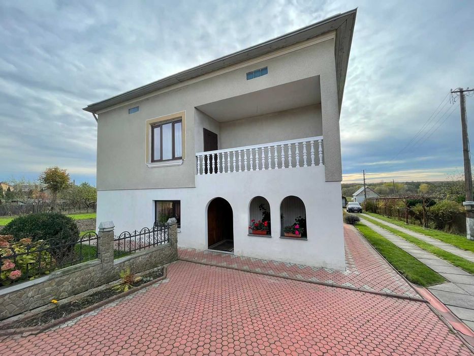 Продається двоповерховий будинок у селі Мостиська Другі