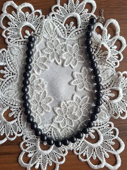 Piękne czarne korale pasujące do wielu stylizacji