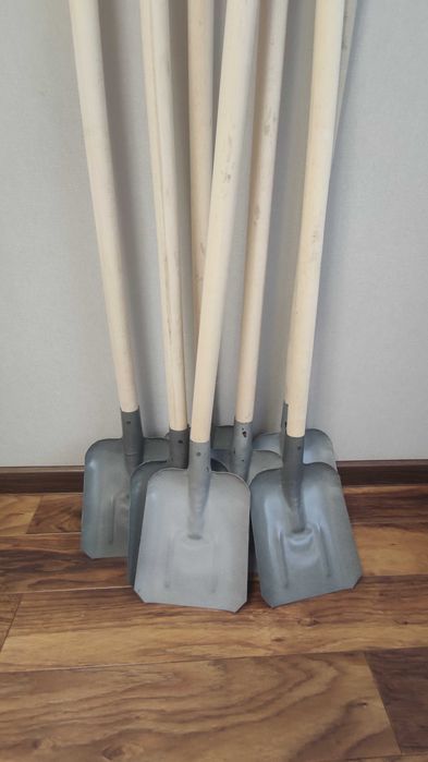 Совкова лопата з держаком та дерев'яною ручкою, нова