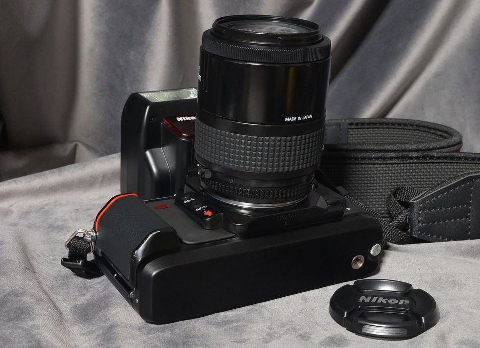 Nikon z obiektywem, plus lampa, pasek i baterie