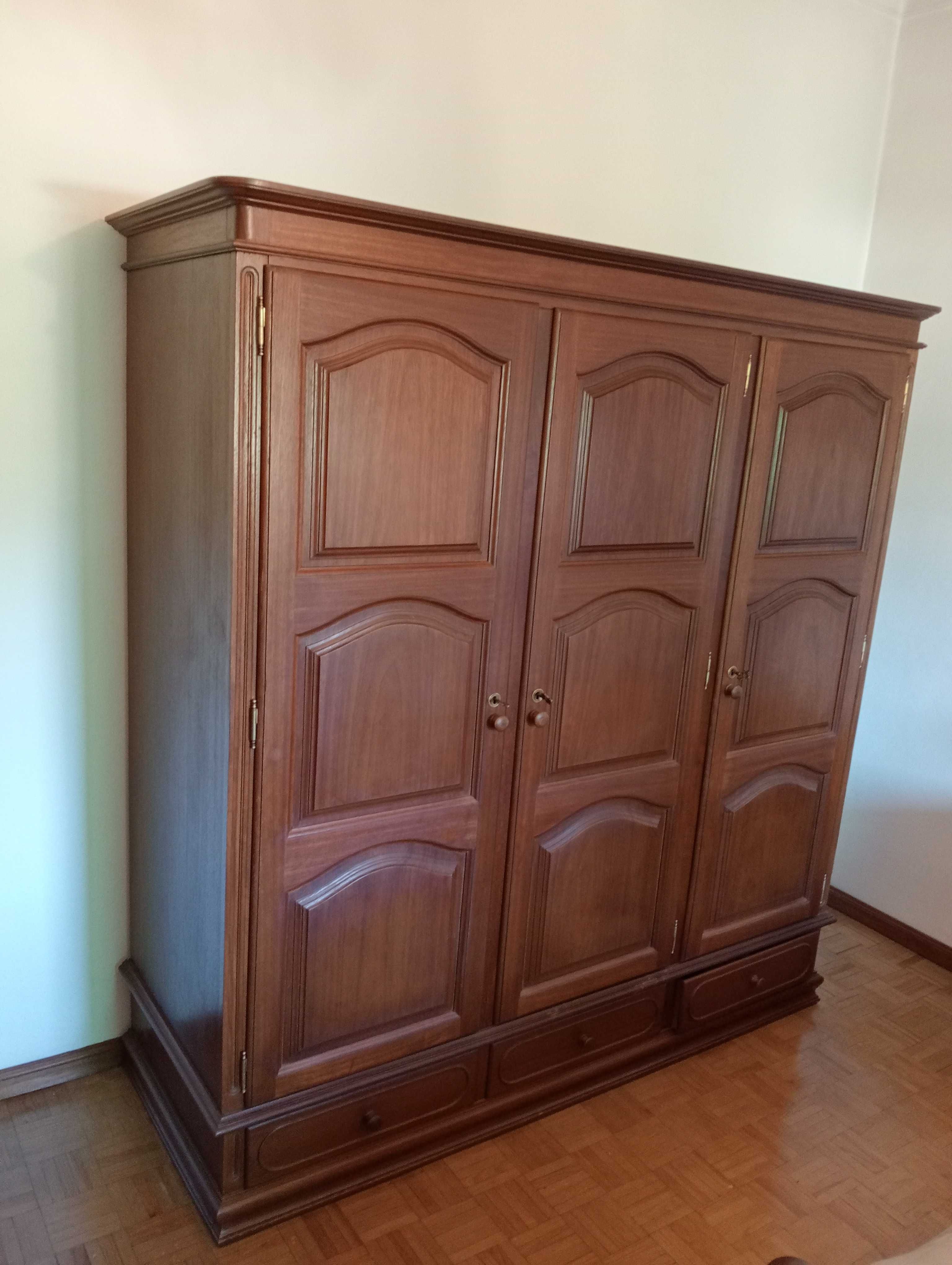 Vendo sofá móvel de sala e guarda roupa furgão a lenha