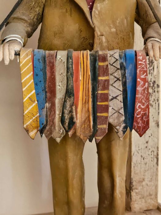 Estatueta de barro – gravatas