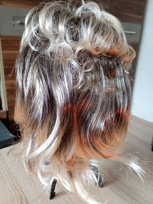Peruka na siatke włosy proste w odcieniach blondu i platyny