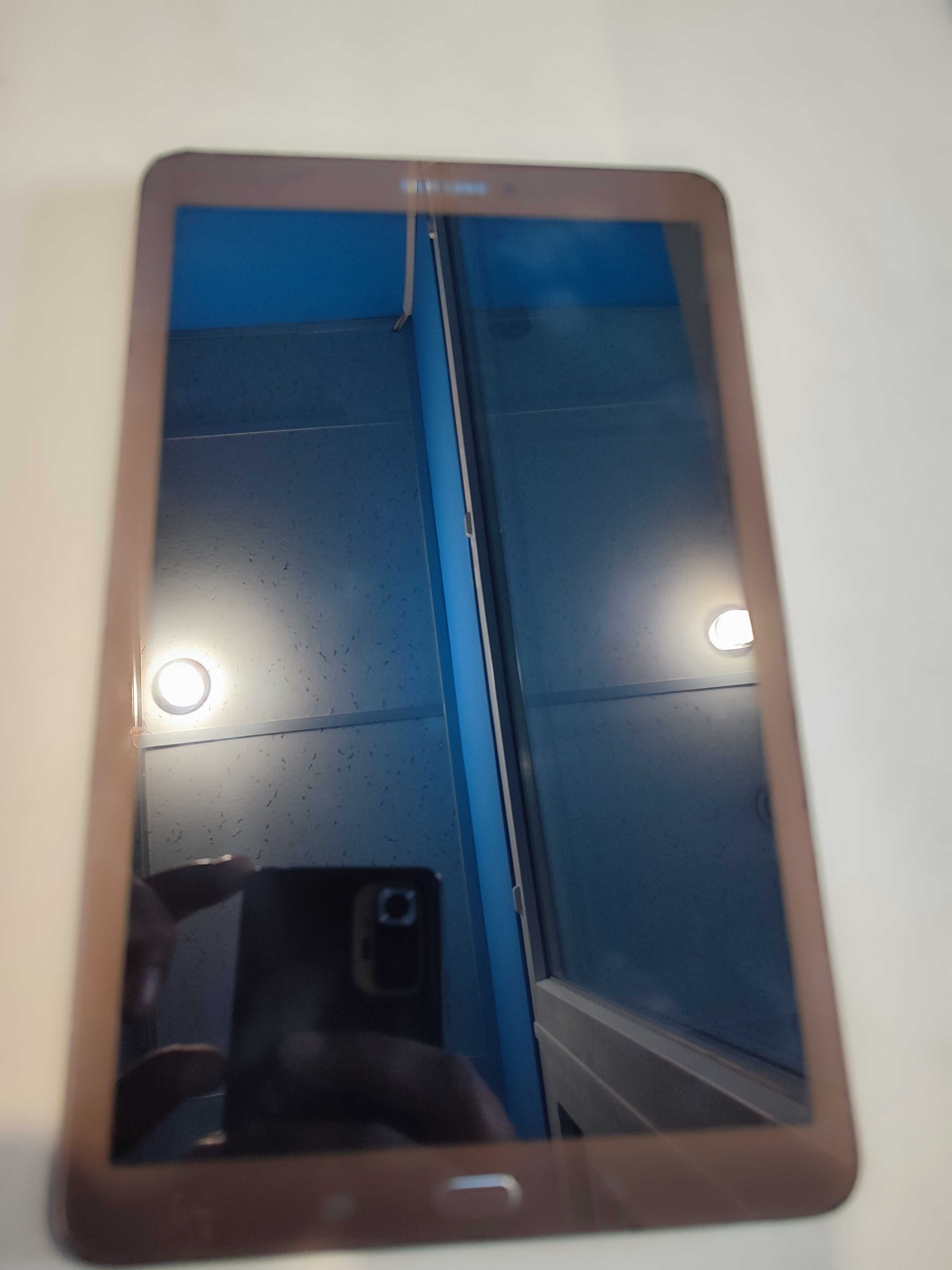 Планшет Samsung Galaxy Tab E 9.6 SM-T561 3G 8Gb