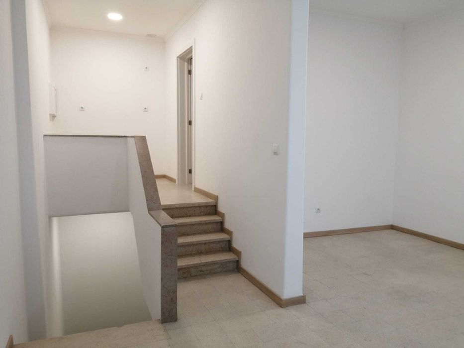 Arrendamento de espaço comercial na Rua José Lins do Rego - Alvalade