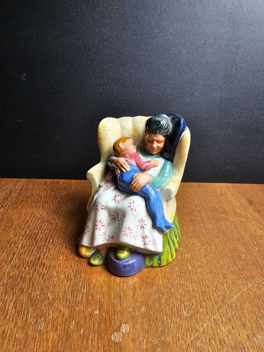 Figurka porcelana Royal Doulton "Sweet Dreams" HN 2380 12cm Anglia