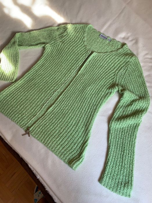 Seledynowy sweterek z długim rękawkiem zapinany na suwak rozmiar S