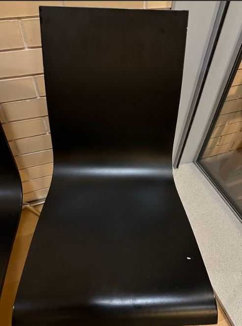 Três cadeiras pretas