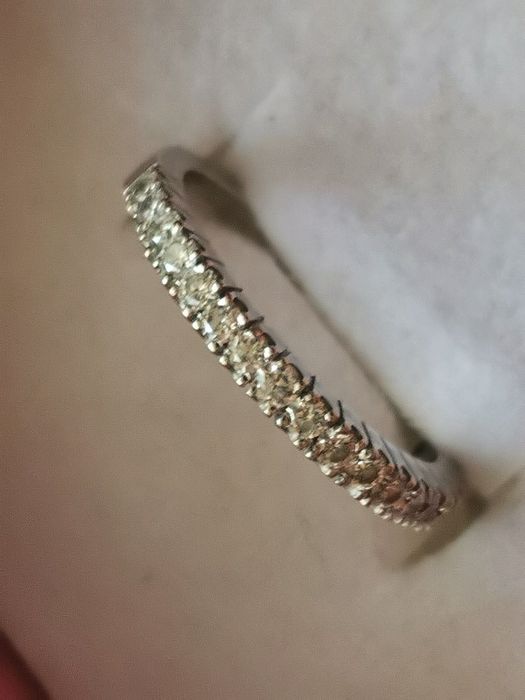 Złoty pierścionek z bialego zlota wysadzany brylantami