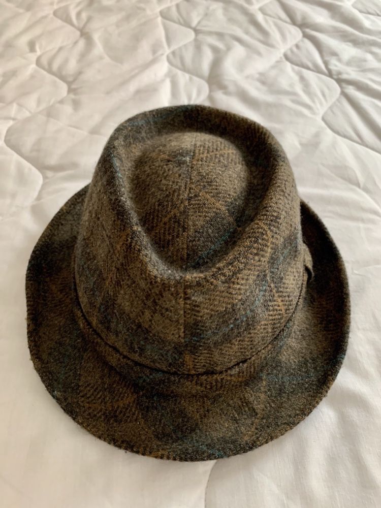 Chapeu estilo Fedora, Homburg ou Gelot