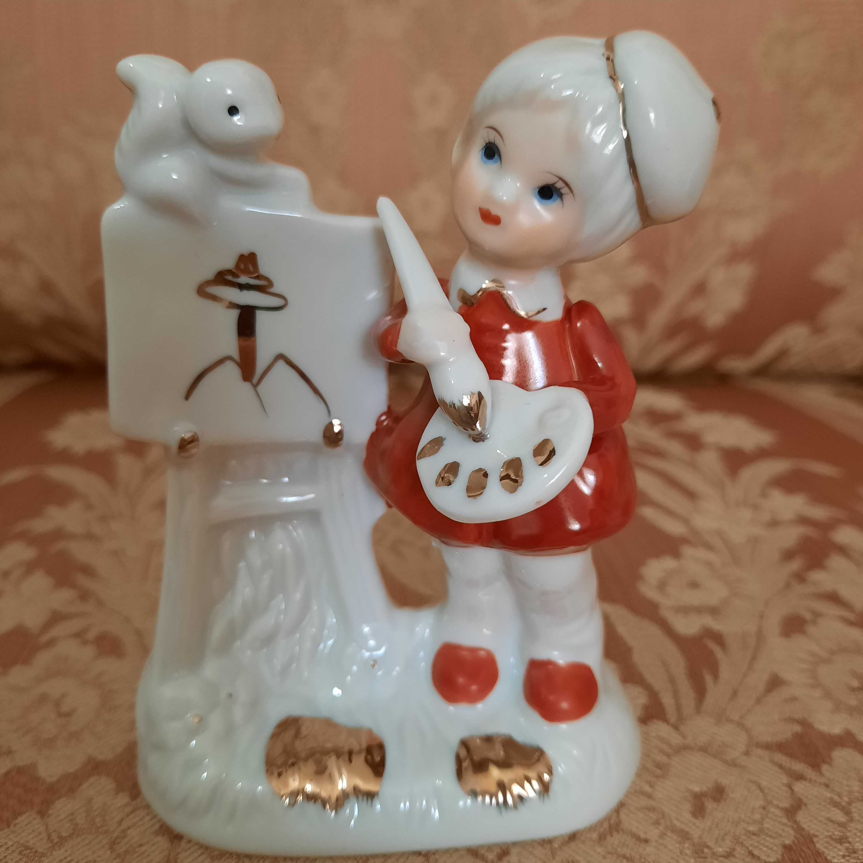 Estatuetas de porcelana de crianças. Congunto.