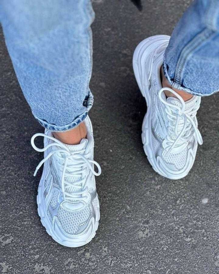 Кросівки білі зі вставками сірого кольору