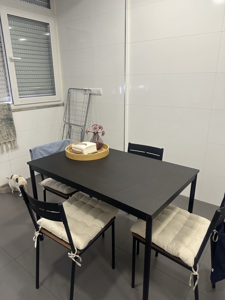 Mesa com cadeiras Ikea