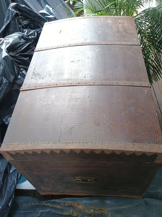 Ogromna drewniana skrzynia posagowa