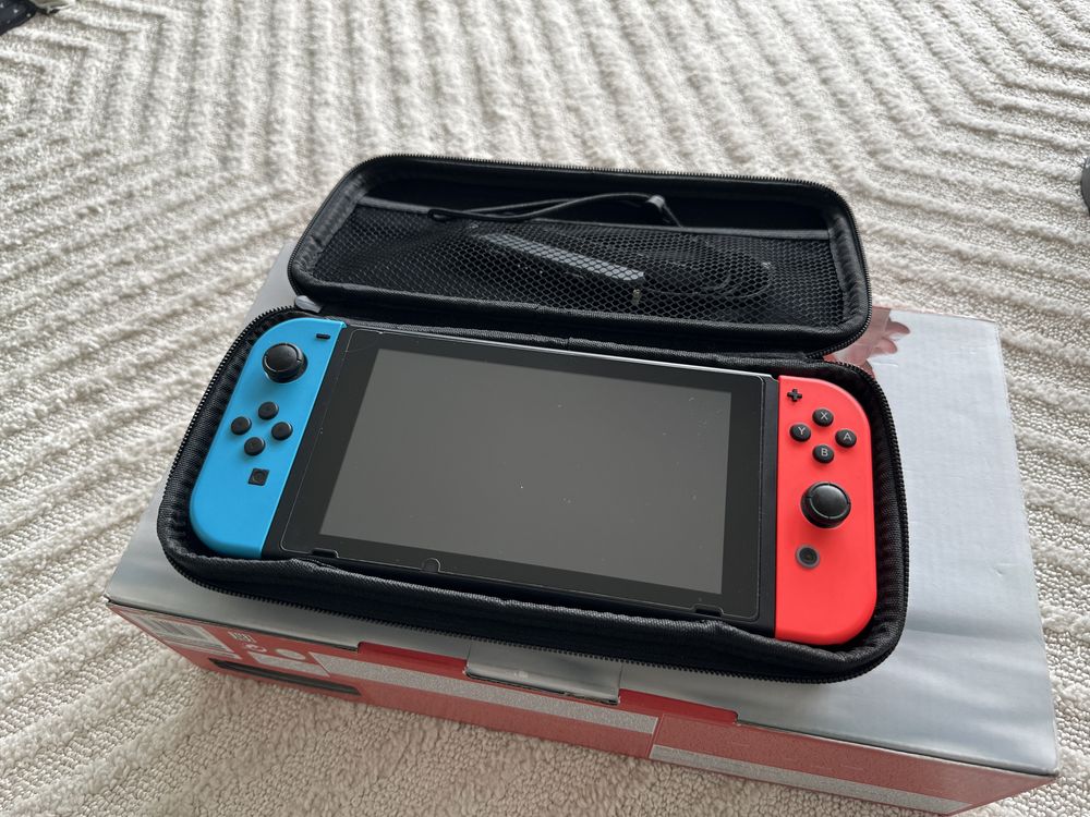 Nintendo Switch em caixa (com jogo e extras)