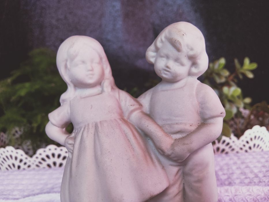 Estatueta em porcelana biscuit