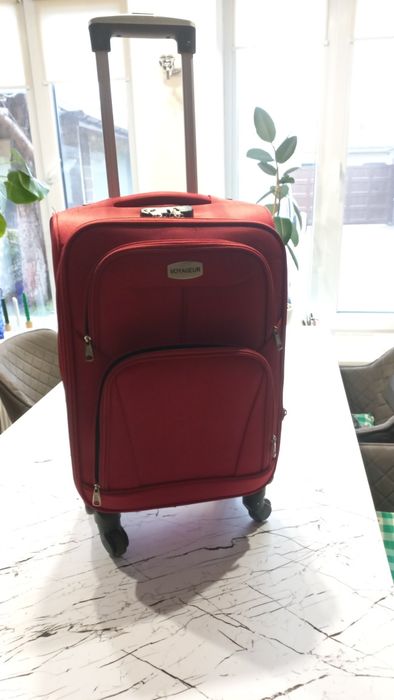 Чемодан на колёсиках