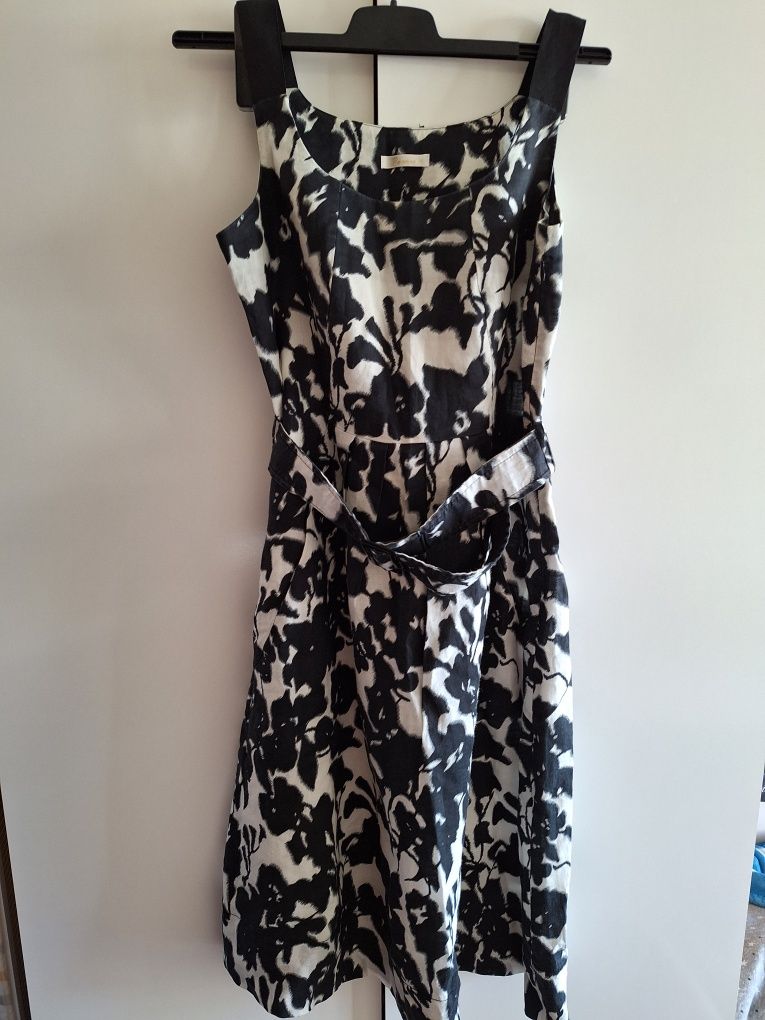Sukienka letnia rozkloszowana czarno biała z paskiem Reserved