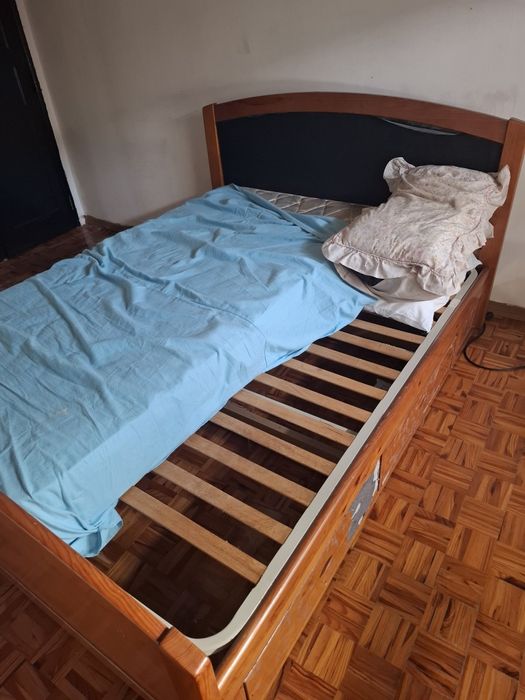 Cama de casal em madeira