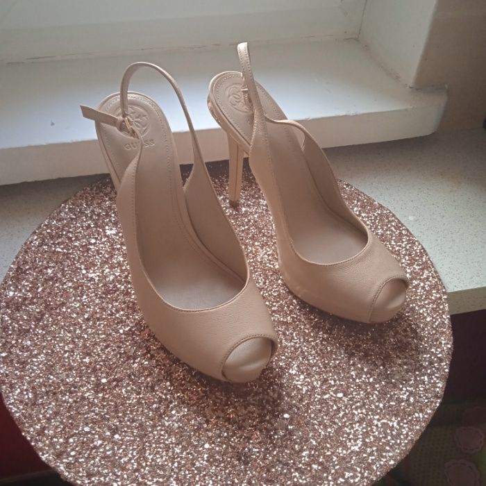 Promocja szpilki Guess 40