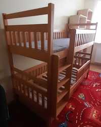 Drewniane łóżko dwupiętrowe