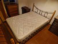 Cama de metal e madeira