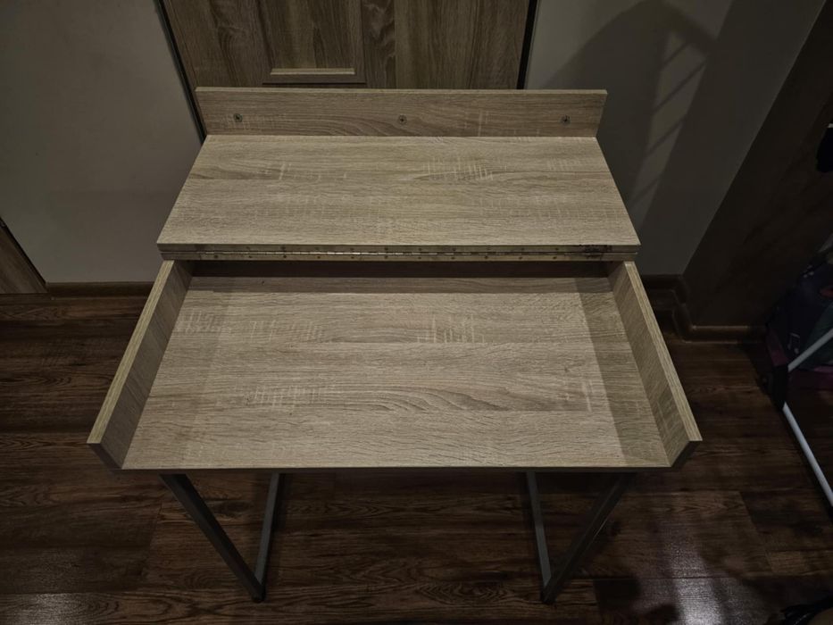 Małe biurko, stolik.