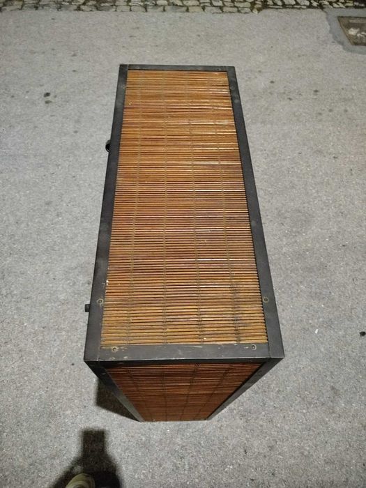 Mesa de centro Vintage, de bambu com rodizios e tampo em vidro