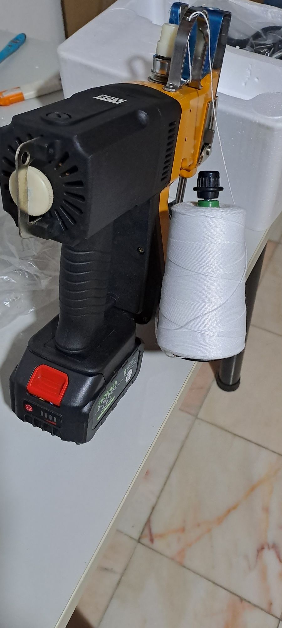 Máquina NOVA portátil para coser todo o tipo de sacos.