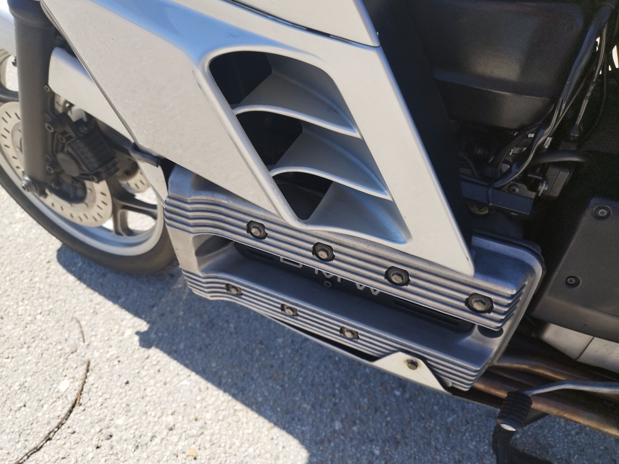 Mota BMW K100 clássica em ótimo estado