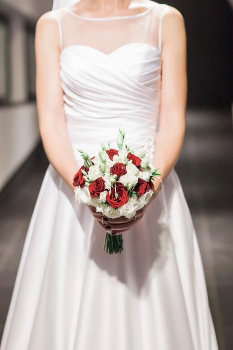 Biała, elegancka i piękna suknia ślubna
