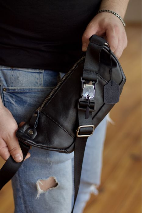 Стильна шкіряна бананка, чоловіча сумка на грудь з натуральної шкіри