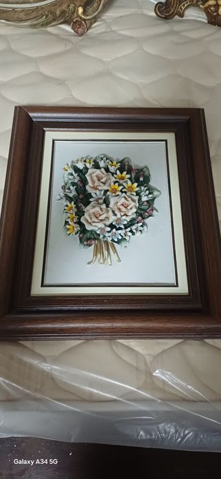 Quadro  com arranjo floral em relevo