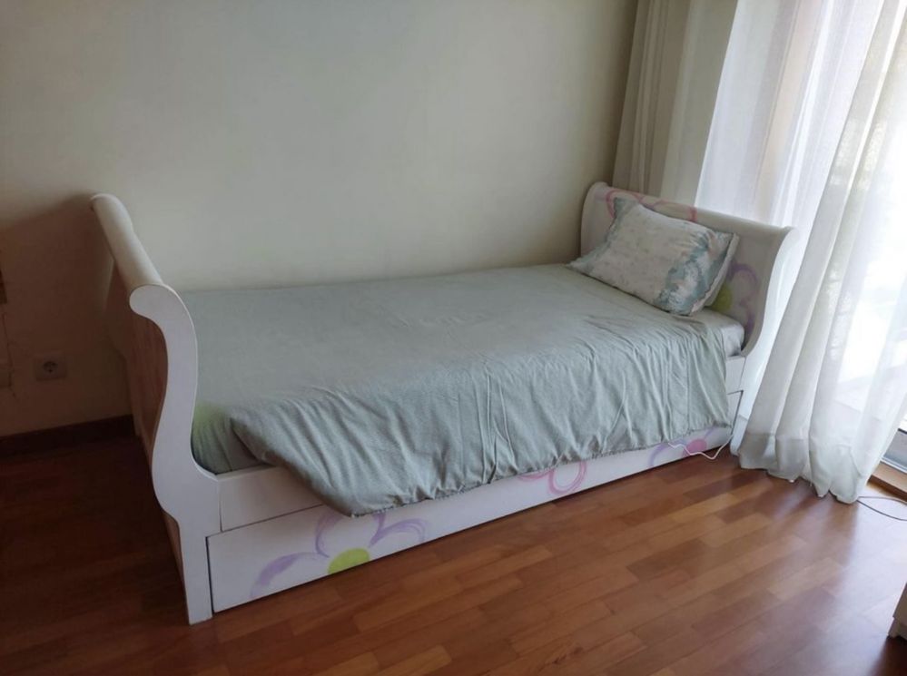 Cama de solteiro com gavetão e grade de segurança (inclui colchões)