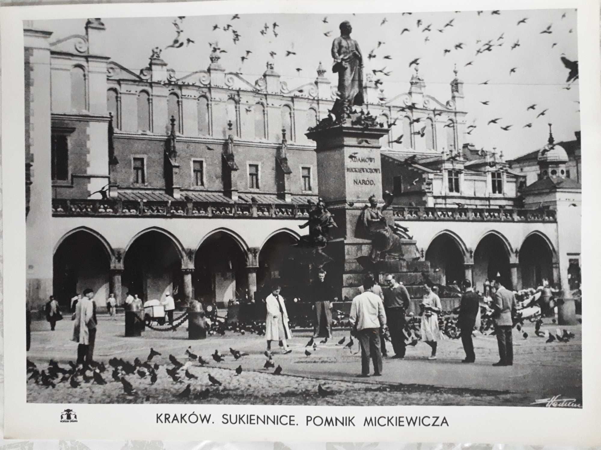 Kraków. Sukiennice. Pomnik Mickiewicza- fotografia 30x41cm Wspólna Spr