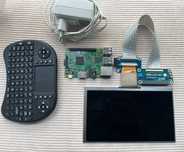 Raspberry Pi 3 B z ekranem LCD i klawiaturą
