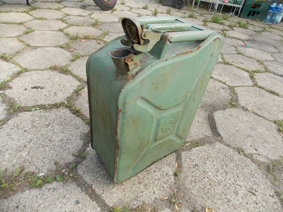 Karnister stary metalowy na paliwo zabytek stary niemiecki bańka 20l