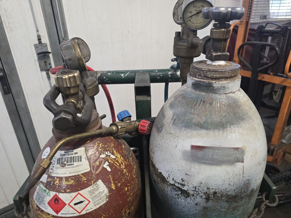 Używane butle z tlenem i acetylenem na sprzedaż.