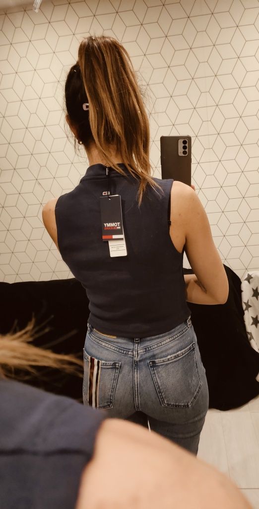 Damski crop top Tommy Jeans rozm. M NOWY Z METKA
Kolor: granatowy
Slim