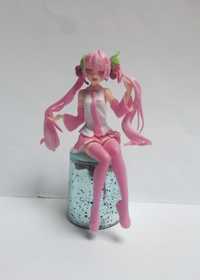 Figurka - siedząca Hatsune Miku różowa Sakura (manga, anime)