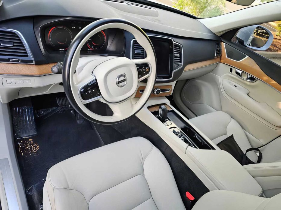 Volvo XC90      2021