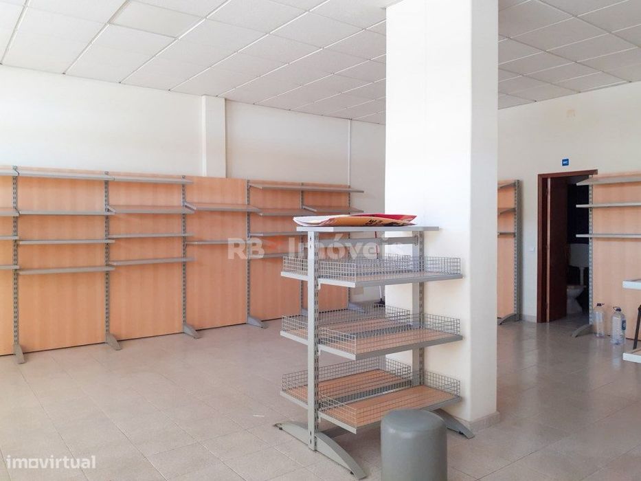 Loja com 72 m2 situada na Chamusca.