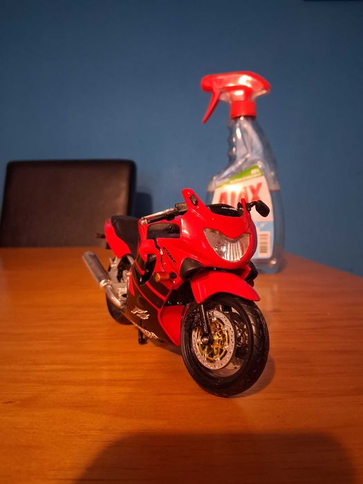 Miniatura Honda CBR 600 F4 escala 1:24