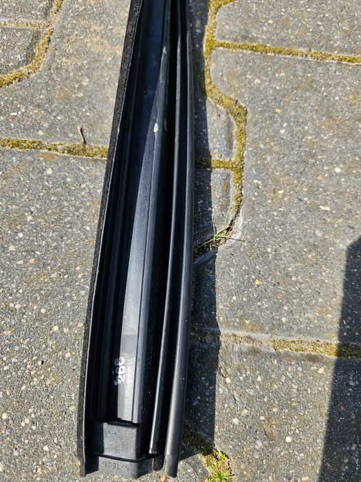 BMW E36 cabrio Uszczelka drzwi lewa - czarna stan BDB.