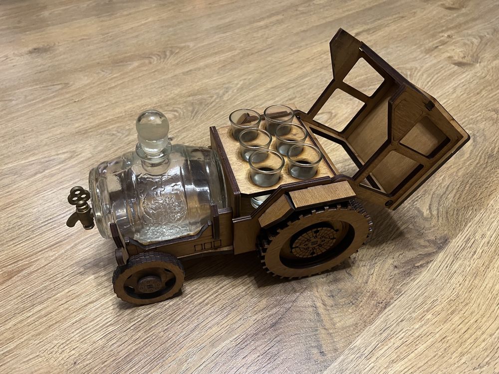 Мужской подарочный деревянный мини-бар ручной работы Трактор