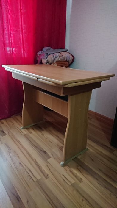 Стіл з видвижною столешнею