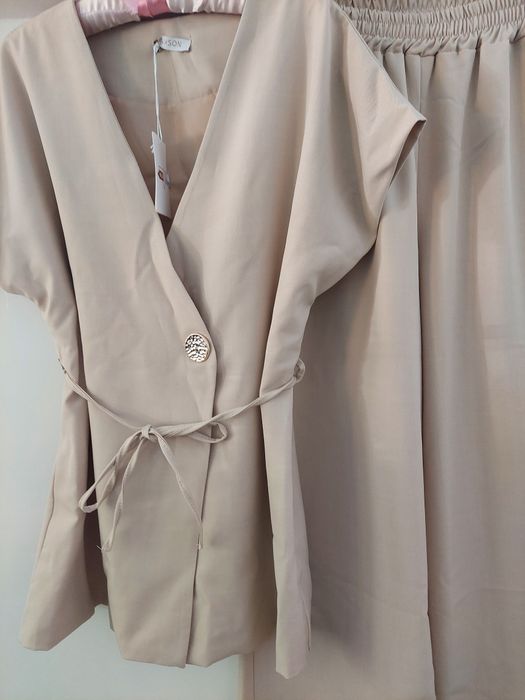 Komplet beżowy,  kamizelka i spodnie