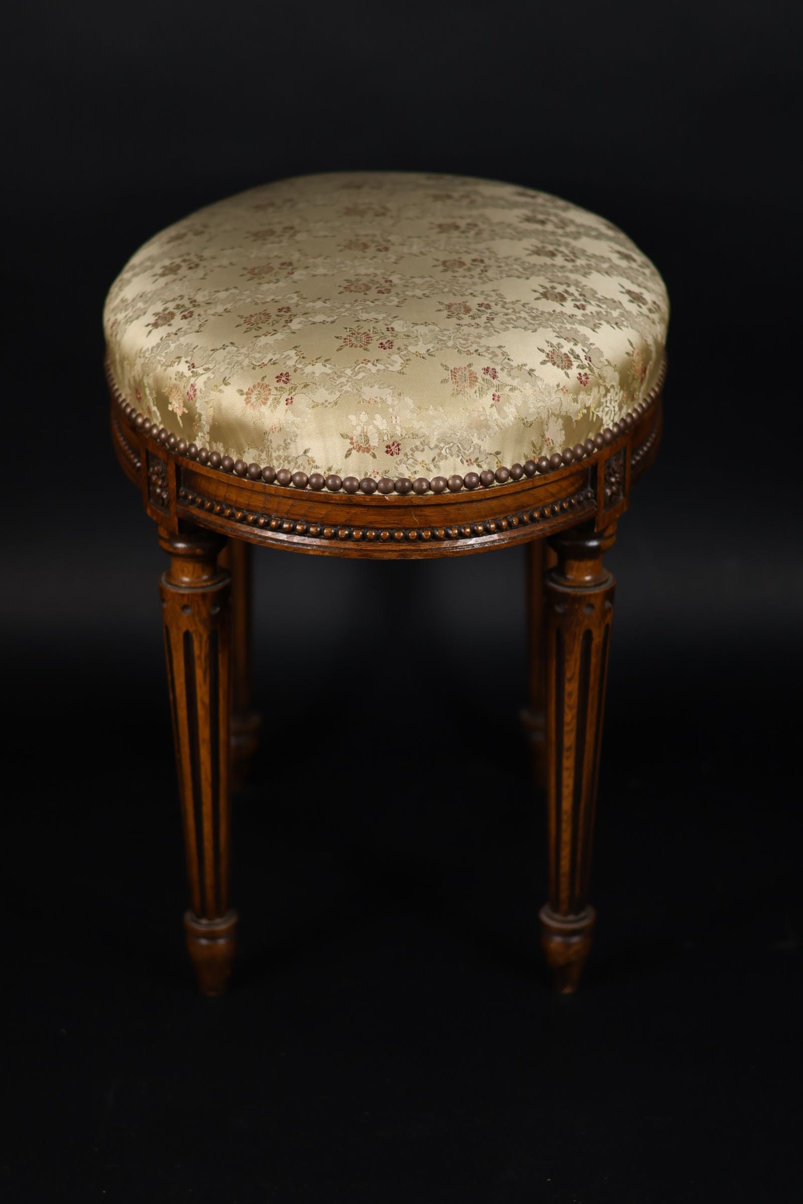 Taboret w stylu Ludwika XVI z II połowy XIX wieku