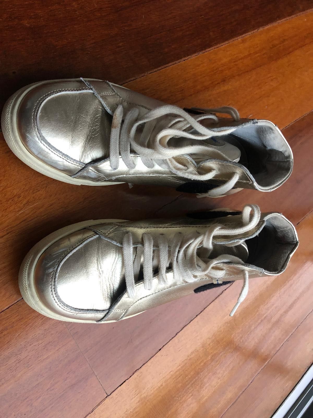 Tenis dourados Ishoes